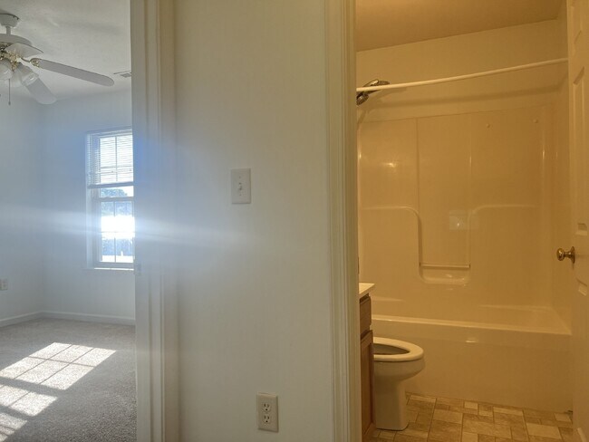 Building Photo - Charming 3-Bedroom End Unit Townhouse in B...