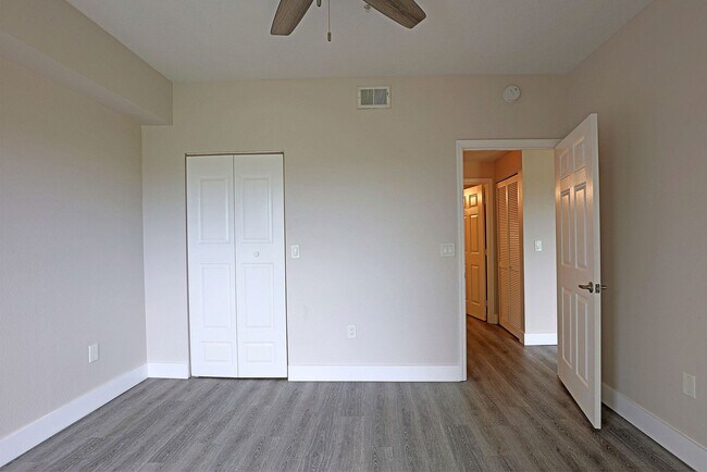 Building Photo - Villa Grand 11480-123