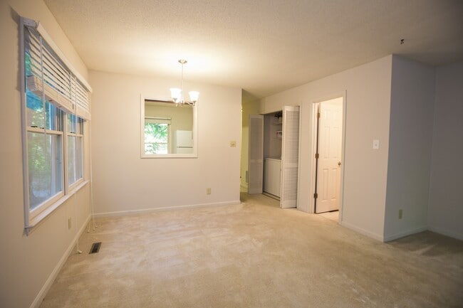 Building Photo - Available early July! Adorable 2 bed, 2.5 ...