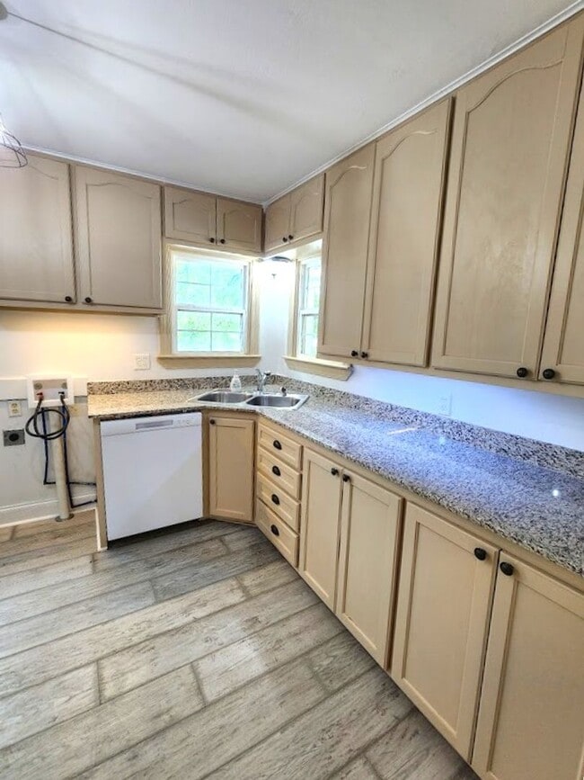 Building Photo - 2 Bed 1 Bath 2 Covered Carport in Corbin P...