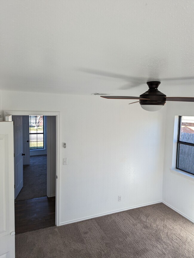 bed 3 - 107 W Mesquite St