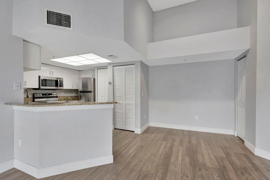 Building Photo - 600 Crestwood Ct N