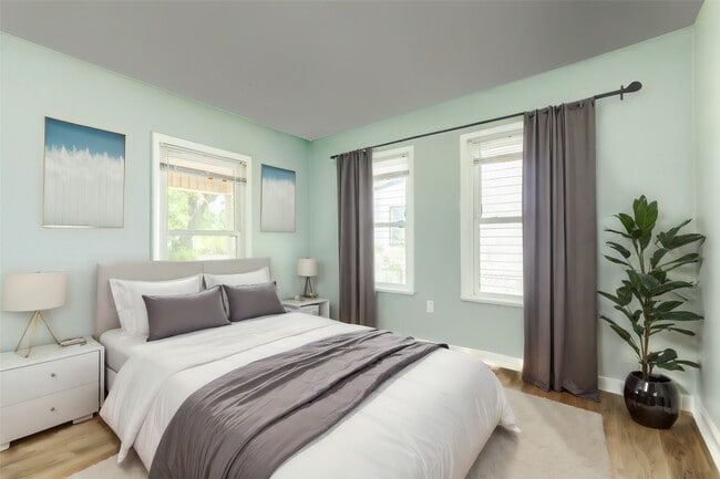 Building Photo - 302 W 8th St