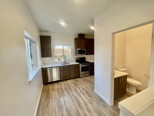 Building Photo - Spacious 2BD + Bonus Room Condo in Powellh...