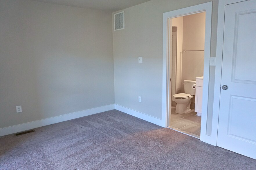 Fourth floor, third bedroom - 1309 S Quinn St