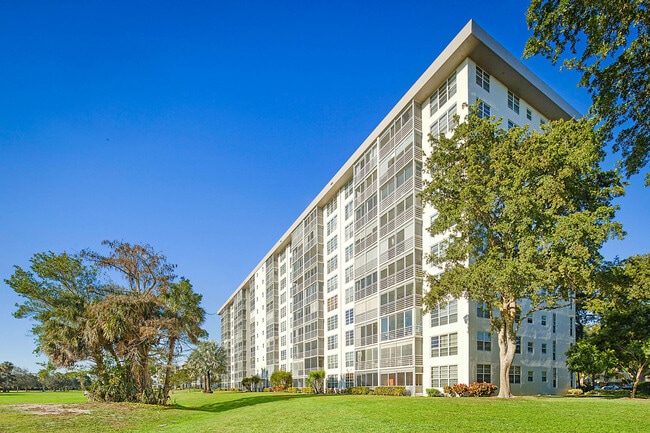 Building Photo - 575 Oaks Ln