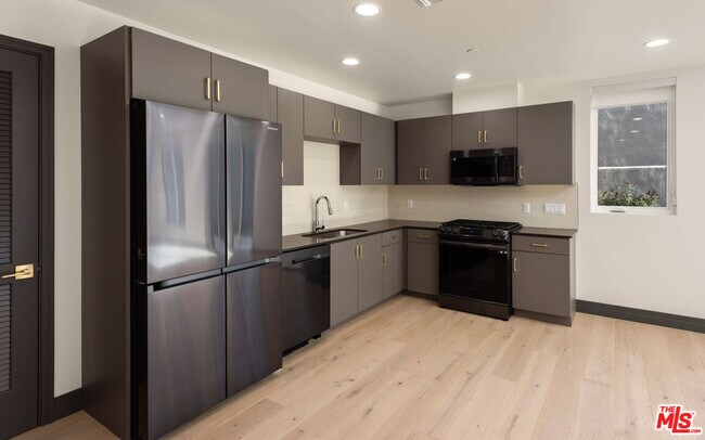 Building Photo - 118 Orlando Ave