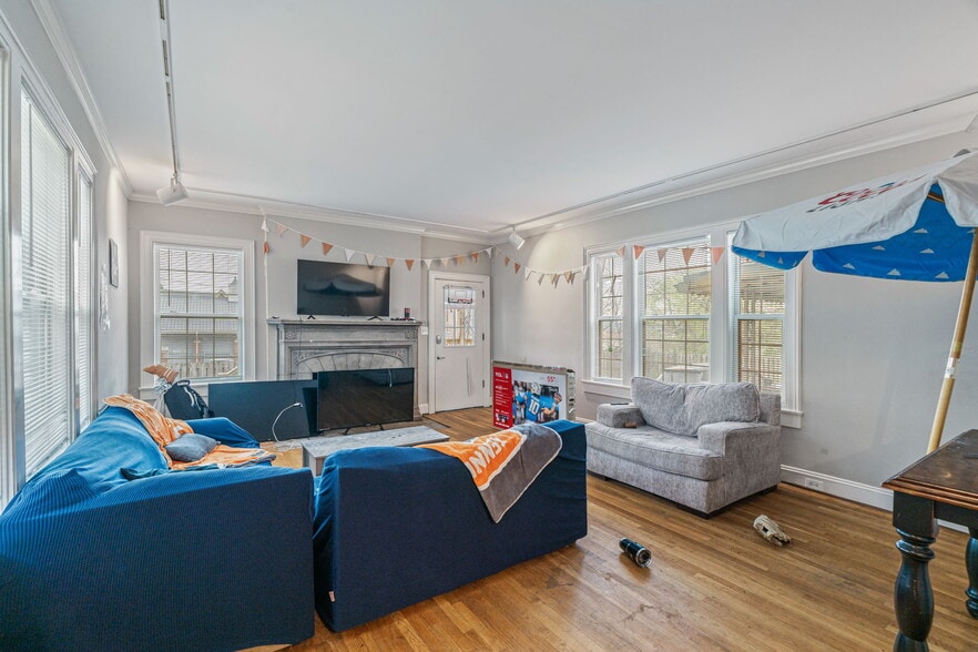 Building Photo - 1606 Laurel Ave