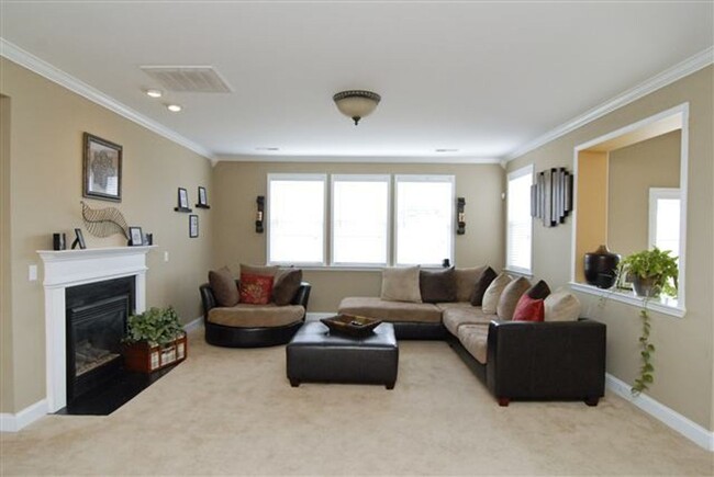 Building Photo - Large 4BR/3BA Available May 15th
