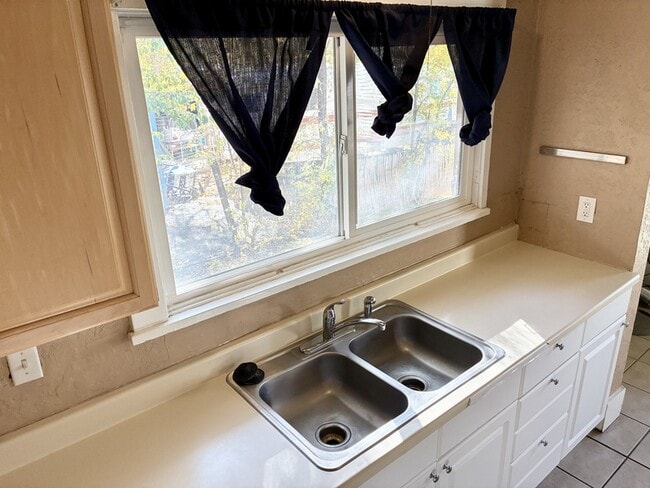 Building Photo - 266 S 900 W