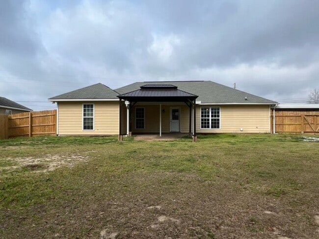 Building Photo - 4 Bedroom, 2 Bath Home in Lee County!