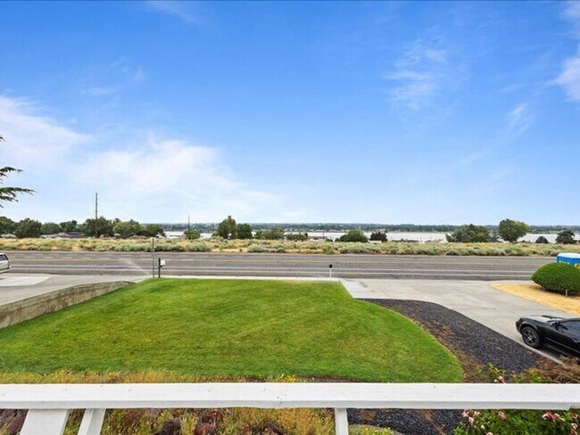 Building Photo - 3603 W Canal Dr