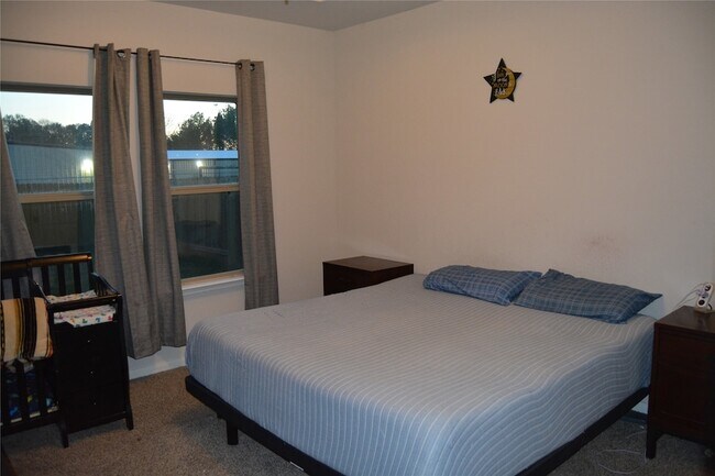 Building Photo - 17616 Cedar Crst Dr