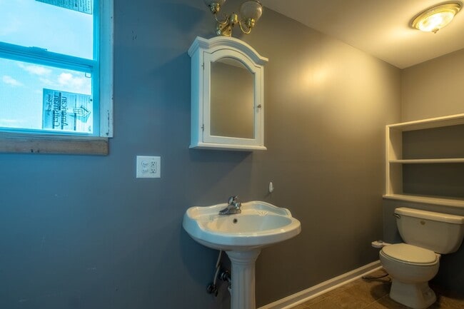 Building Photo - Cute home in Burlington with a fenced in b...