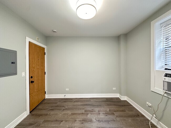 Building Photo - 510 W Belmont Ave