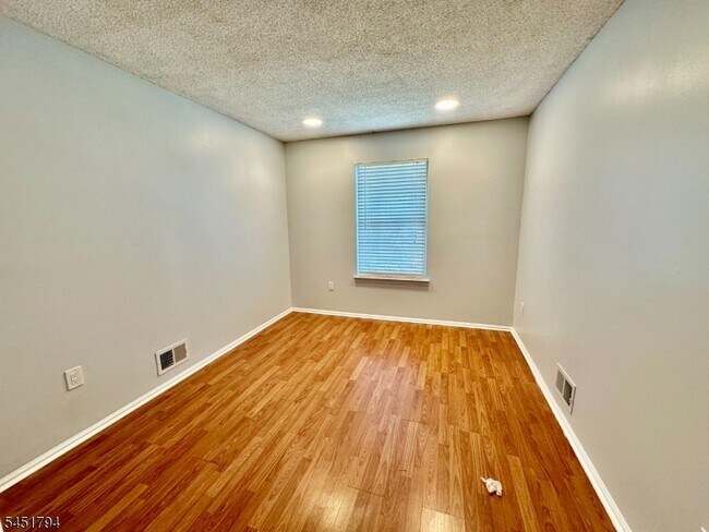 Building Photo - 111 Lindsey Ct