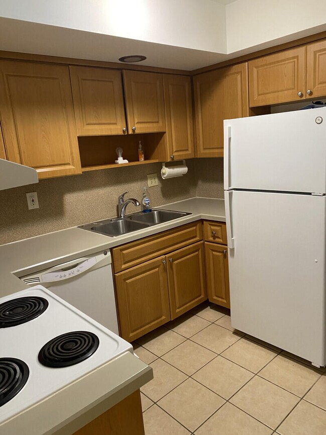 Building Photo - 201 Castlewood Dr
