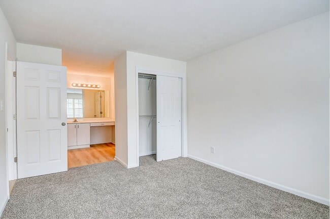 Building Photo - 2393 London Pointe Dr