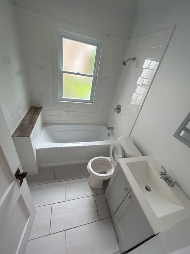 Building Photo - Charming 5-Bedroom Property in Prime Location