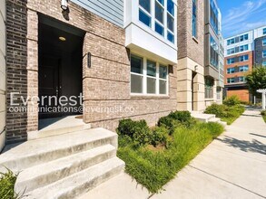 Building Photo - Spacious 3 Bed, 2.5 Bath Town Home with Attached Garage | Pet Friendly