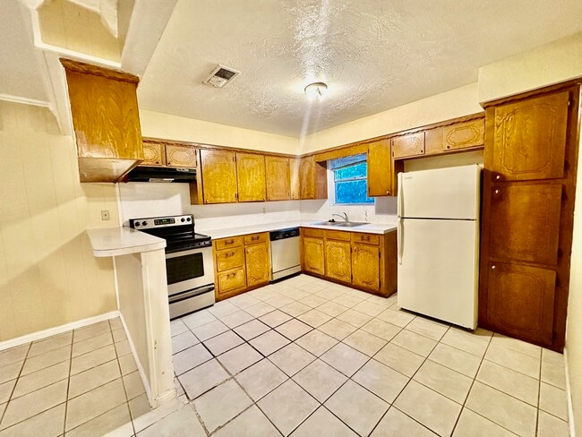 Building Photo - 320 S Avenue F