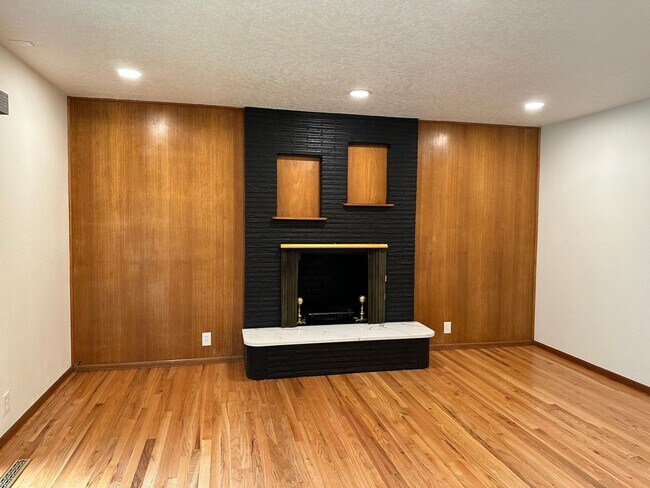 Building Photo - GORGEOUS RANCH STYLE HOME ON HUGE MANICURED LOT IN GARDEN HOME IN SW PORTLAND