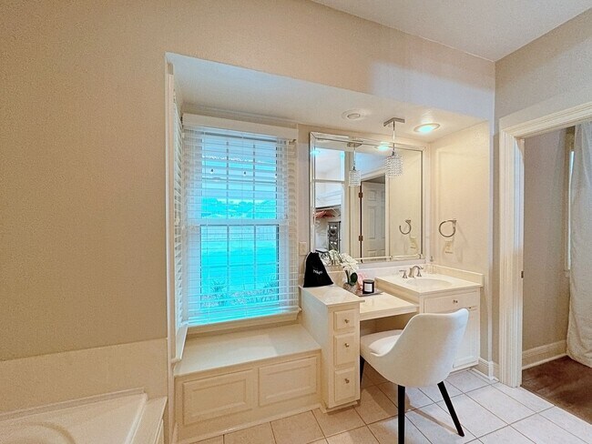 Building Photo - Beautiful Furnished home off Perkins Rd.