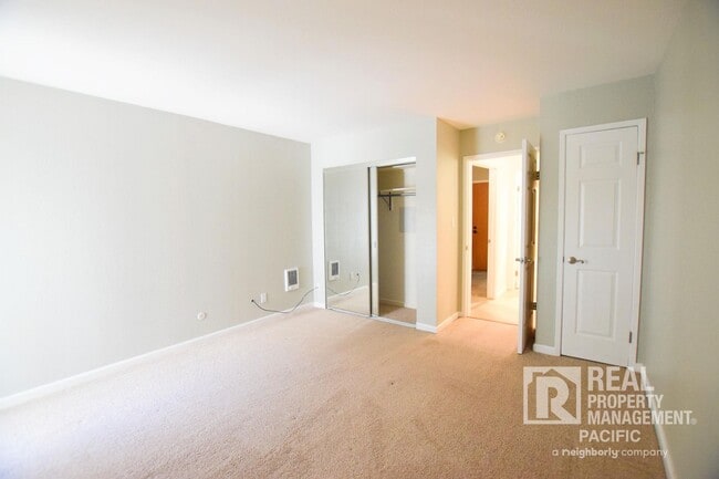 Building Photo - Bright & Spacious 1-Bedroom in Prime Oakla...