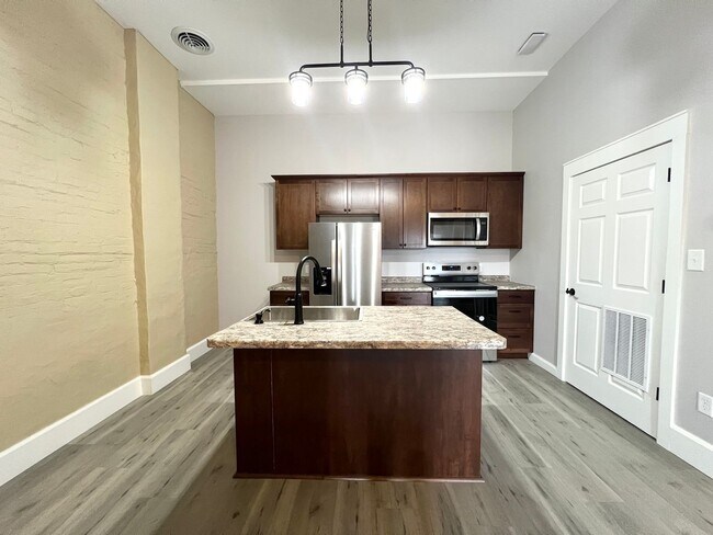 Building Photo - 2 Bedroom/1 Bathroom Unit in Delavan!