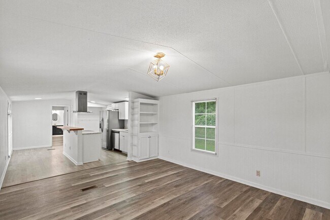Building Photo - 3 bedroom Available Now!