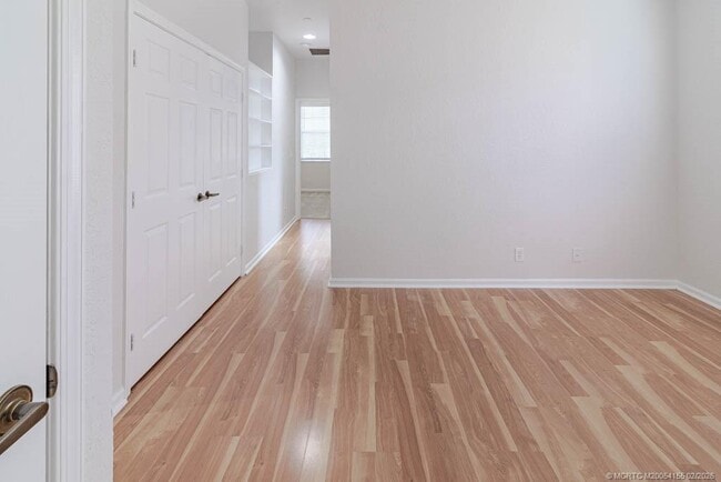 Building Photo - 356 SE Bloxham Way