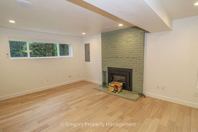 Building Photo - 604 9th Ave