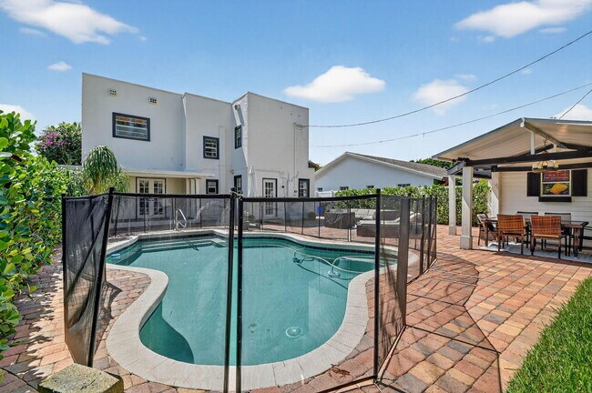 Building Photo - 322 Cornell Dr