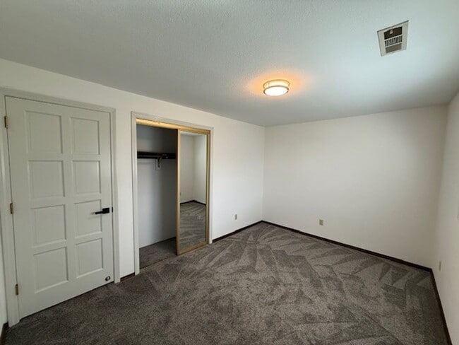 Building Photo - Spacious 3 Bedroom, 2 Bath home in Quality NB Neighborhood!