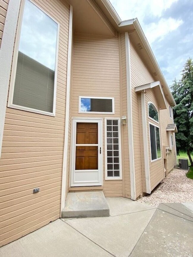 Building Photo - Large 3 Bed, 2.5 Bath Townhome in Northwes...