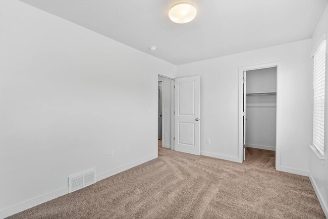 Building Photo - Stunning Row End Townhome In Great Location!