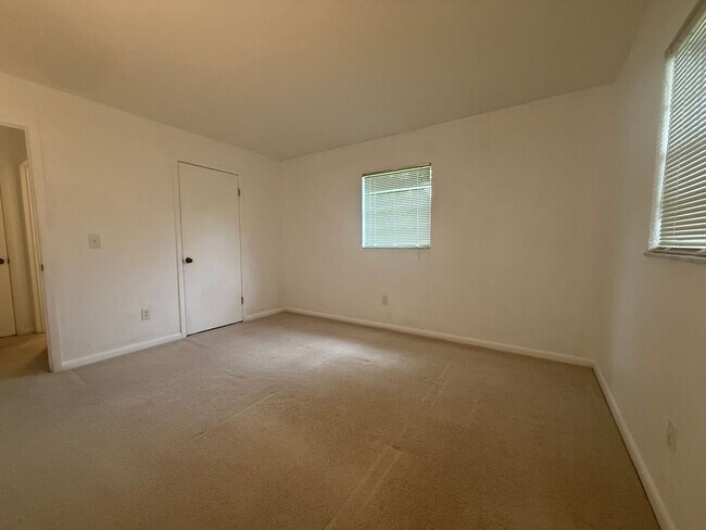 Building Photo - Charming 2 bedroom 1.5 bathroom home
