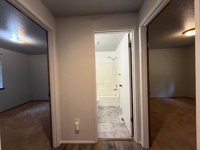 Building Photo - Spacious living with city access 3 bed 2 bath rambler!