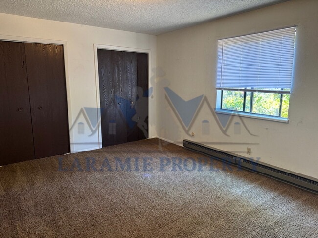 Building Photo - 4 Bed 1.5 Bath Townhouse Style Apartment