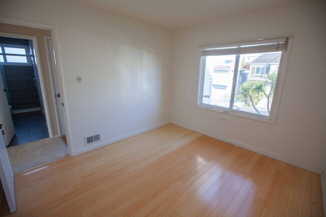 Building Photo - 620