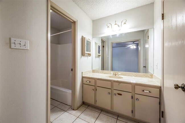 Building Photo - 1006 Silbury Dr