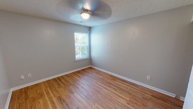 Building Photo - Recently Renovated Single Family Home in t...