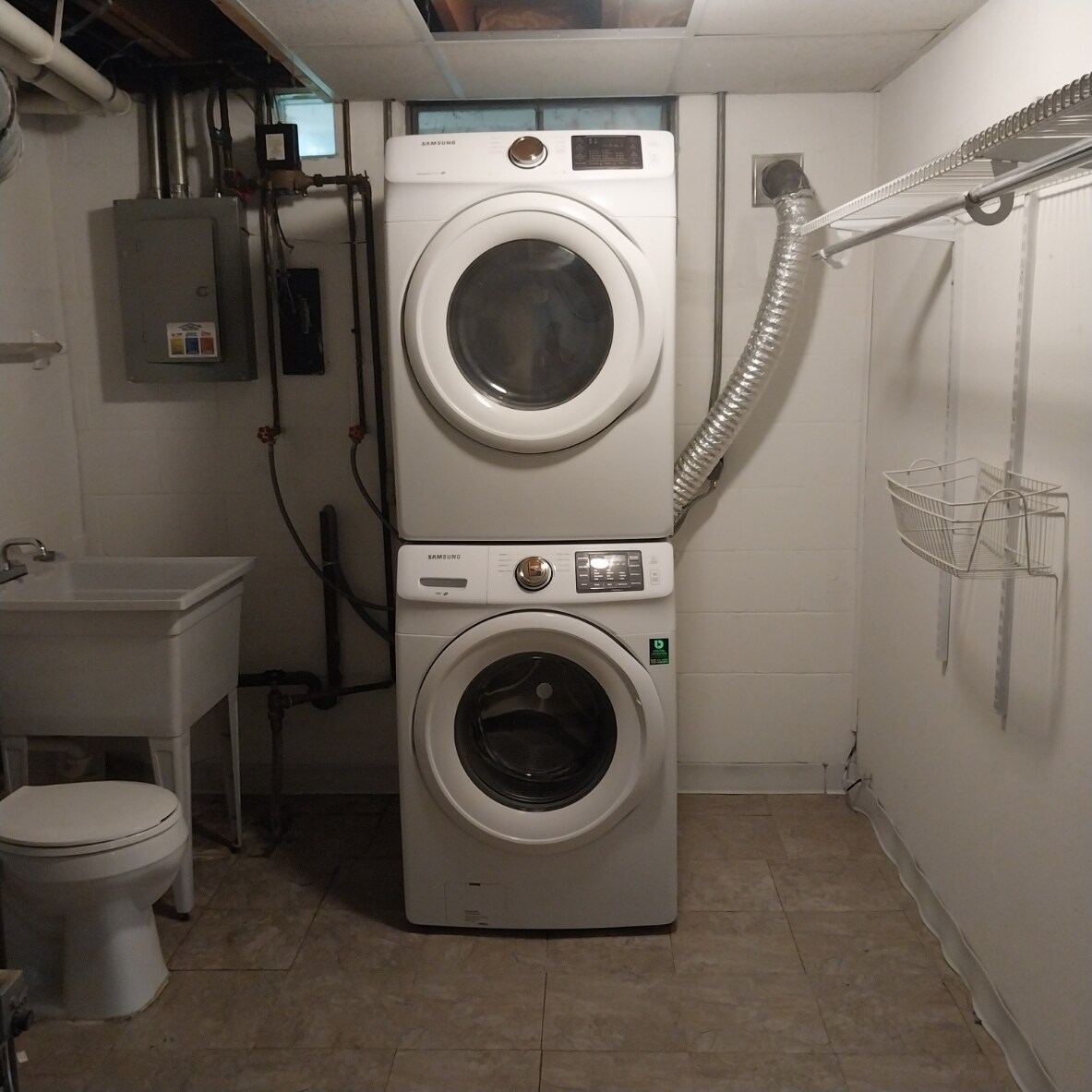 Shared Laundry - 208 Sandi Ct