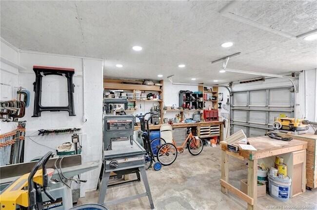 Building Photo - 511 SW South River Dr