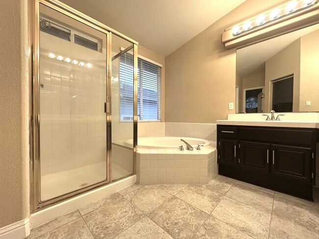 Building Photo - Gorgeous 4 Bed, 2 Bath in Shadow Lakes with SOLAR!