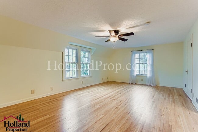 Building Photo - Spacious 3-Bedroom Hillsboro Home with Spa...