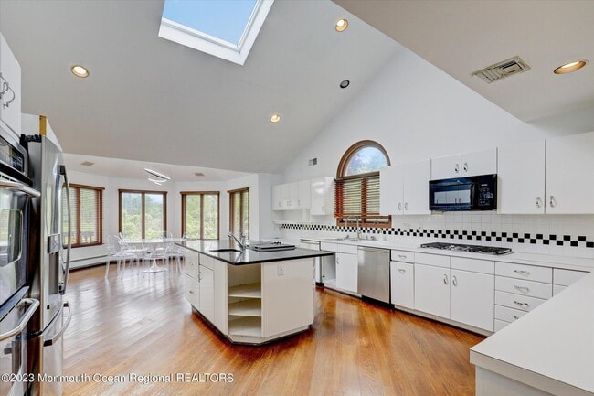 Building Photo - 84 Wickapecko Dr