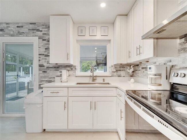 Building Photo - 4754 Lake Shore Dr