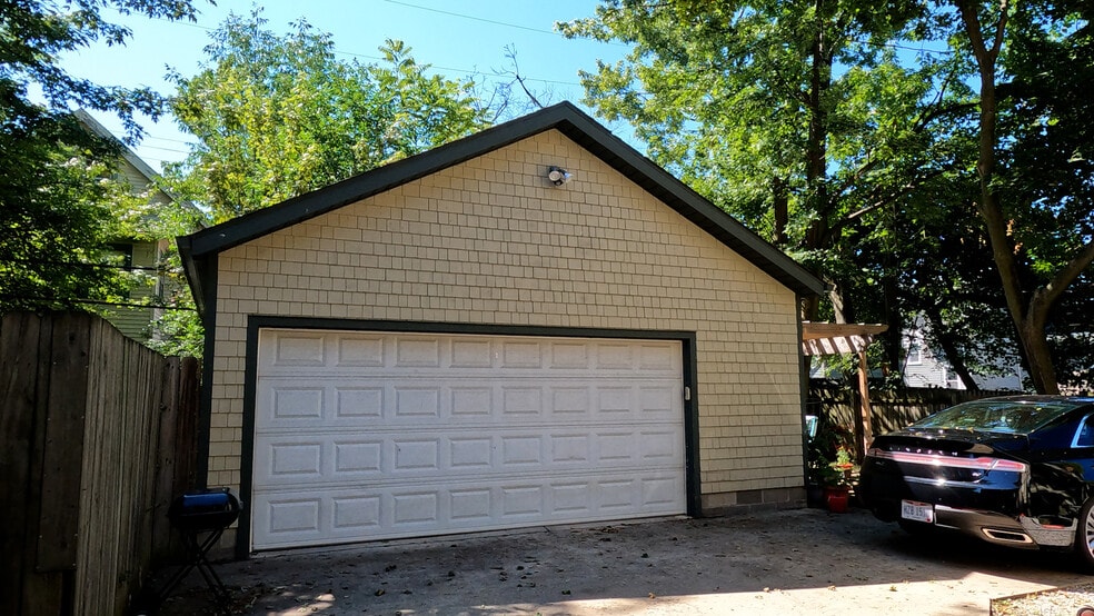 Building Photo - 1652 Hillcrest Rd