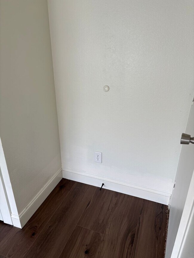 Building Photo - Country home! Private showing only!